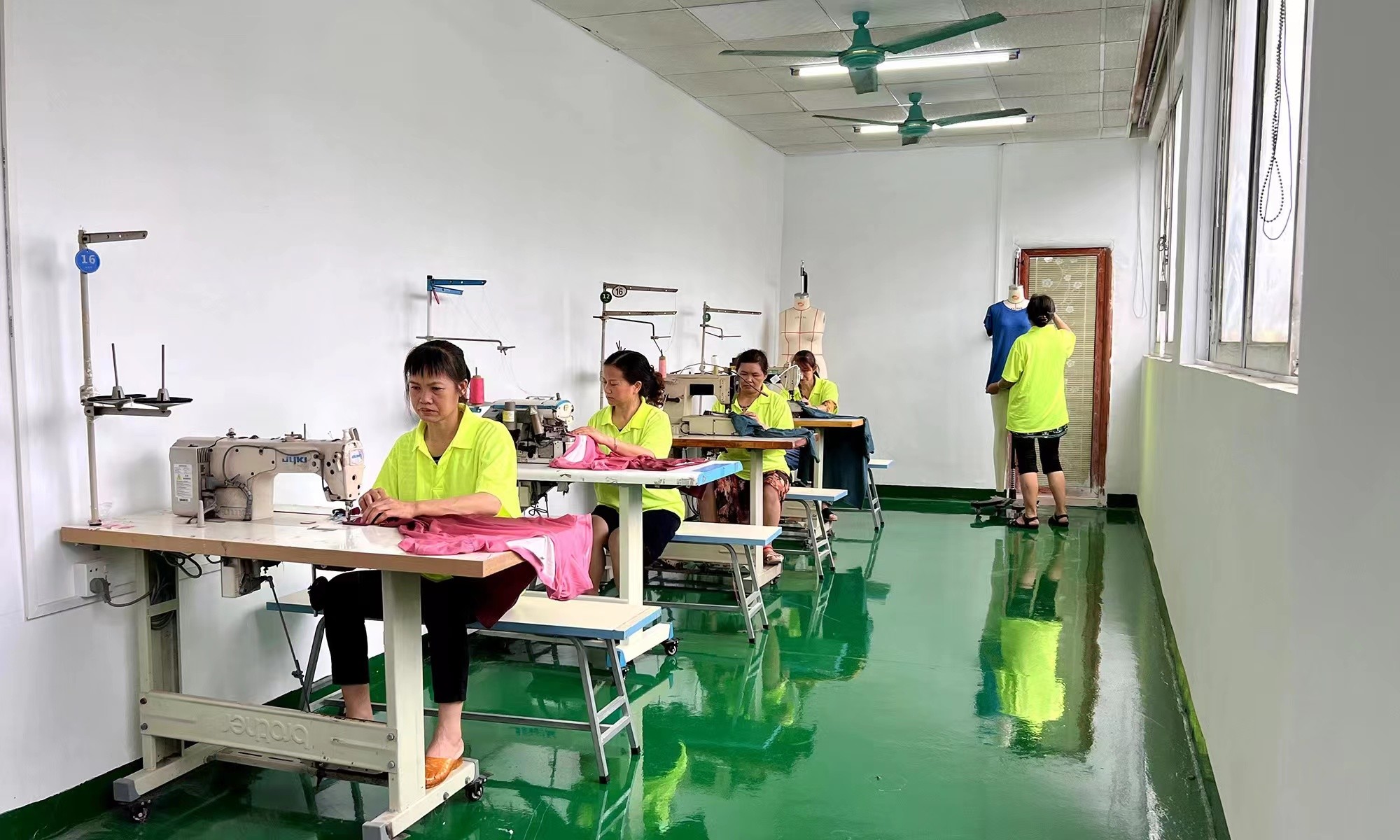 Guangzhou Vinas clothing technology Co., LTD Fabrik Produktionslinie