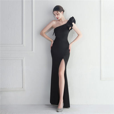 Schwarzes schlankes Abendkleid unregelmäßiges, gerolltes, sexy Kleid mit Hüftbeutel