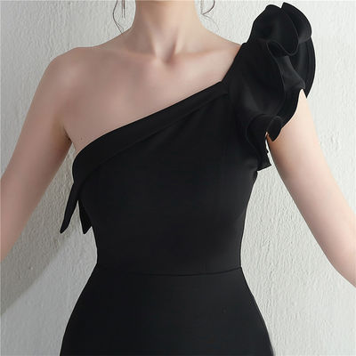 Schwarzes schlankes Abendkleid unregelmäßiges, gerolltes, sexy Kleid mit Hüftbeutel