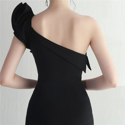 Schwarzes schlankes Abendkleid unregelmäßiges, gerolltes, sexy Kleid mit Hüftbeutel