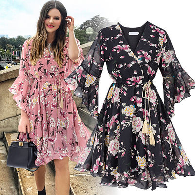 Kurzärmelig Knielänge Blumenkleid V Hals Flächendärme Schlauchkleid