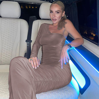 Ein schultergroßes, schmales, langärmeliges Kleid.