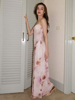 Das neue französische Leichtkleid ohne Rücken, ohne Ärmel, schlankes, lang gedrucktes Halterkleid.
