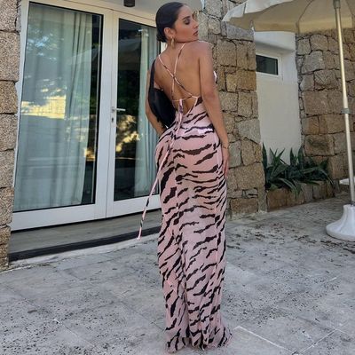 Sommerneue Mode sexy Rückenloses, kundenspezifisches, dünnes Halterkleid.