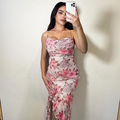 Neues, blumig gedrucktes, gerolltes, hochgeschnittenes Halterkleid.