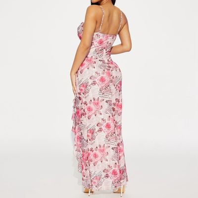 Neues, blumig gedrucktes, gerolltes, hochgeschnittenes Halterkleid.