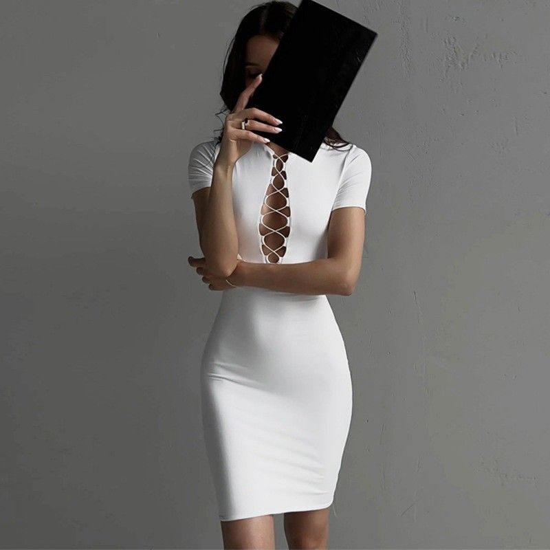 Modepaket Hüftkleid Brust Hohl schlanker Fit Weiße Haut Enges Kleid Sexy kurzer Ärmel
