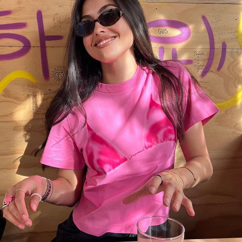 Komfortable T-Shirt mit stilvollem Dekal, sexy Rundhals mit kurzem Ärmeln.