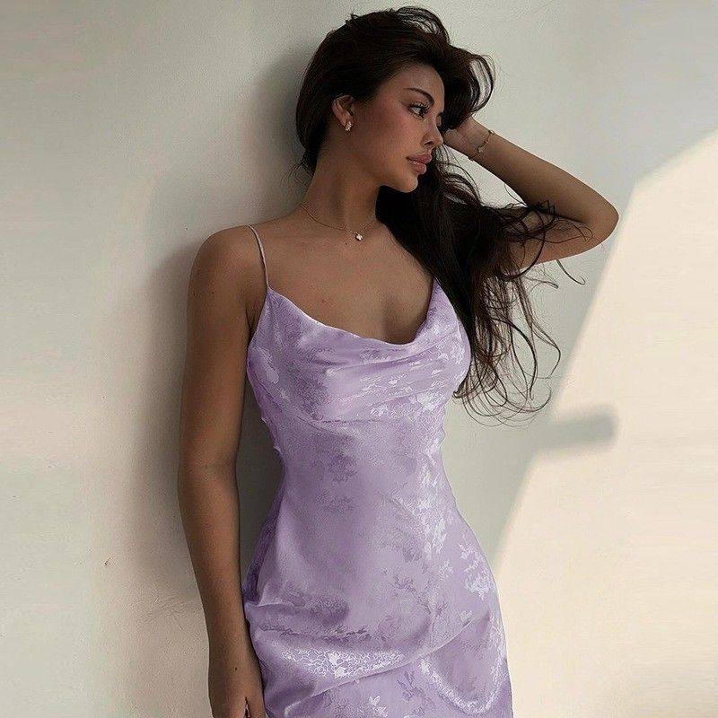 Frauen Sommer Neues Sexy Linien-Hals Französisch Stil Satin Rückenlos Langes Halter Kleid